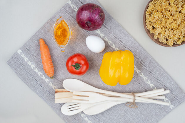 蔬菜生菜通心粉放在桌布上的木盘上好吃厨房工具面食