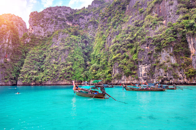 岩石长船和蓝色的水在玛雅湾在菲菲岛 克拉比泰国长水泻湖