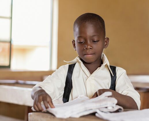 学校非洲孩子在课堂上学习小学教育学习