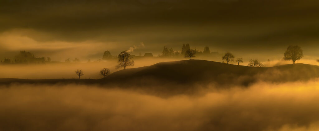 风景黑山笼罩在雾中雾雾农场