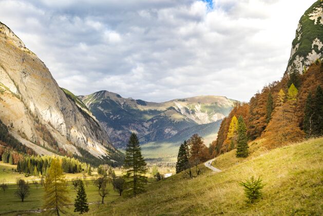 秋天奥地利阿霍恩博登地区美丽山景的惊险镜头绿色山山峰