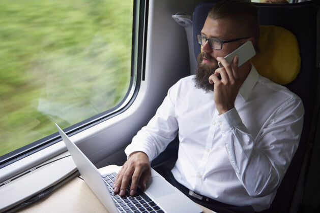 舒适坐火车旅行的商人商务人士旅行电脑