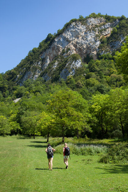 绿色垂直拍摄的两个女人徒步旅行在塞尔登 艾因 在法国东部的绿色自然自然女人风景