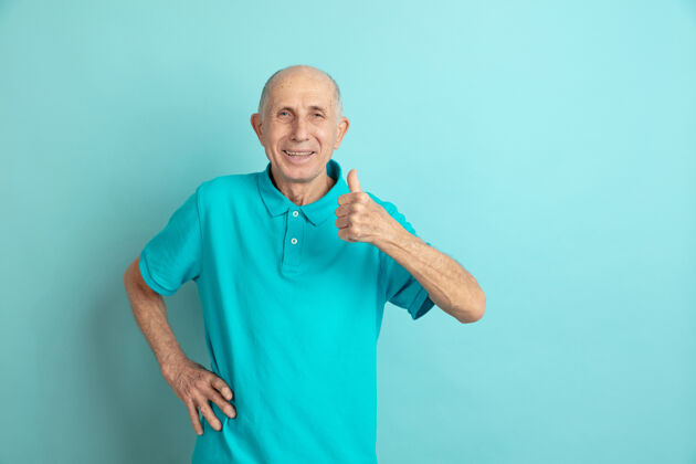 健康老前辈竖起大拇指快乐工作男人