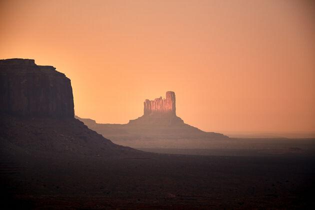 岩石美国亚利桑那州纪念碑谷美丽的台地景色黎明日落日出