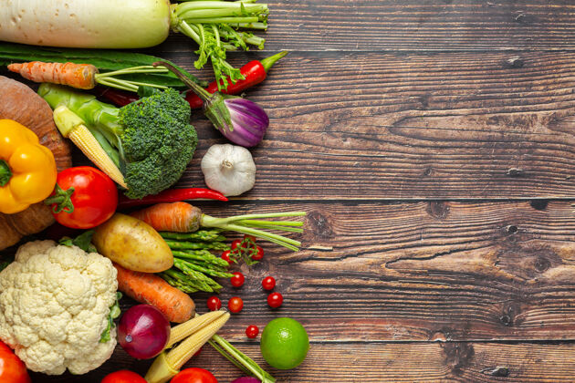 蔬菜木桌上的健康蔬菜床单提醒黑板