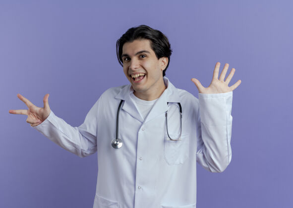 八快乐的年轻男医生穿着医用长袍 听诊器显示八只手孤立在紫色的墙上医疗医生表演