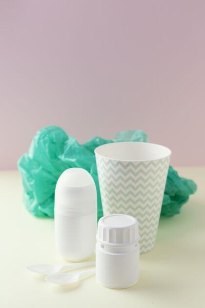塑料瓶塑料杯和包装在旁边可持续发展塑料包装环保