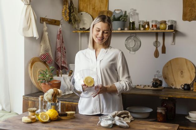 中镜头中等身材的女人用柠檬清洗更新室内环境