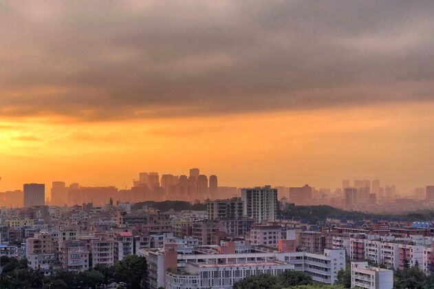 现代迷人的城市景观与多云橙色日落天空地标塔全景