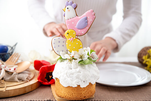 装饰复活节蛋糕用鲜花和明亮的细节装饰在节日的餐桌上复活节庆祝的概念细节姜饼组成