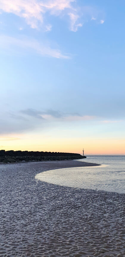 码头日落时利物浦海滩的景色 英国一排防波堤港口英国天