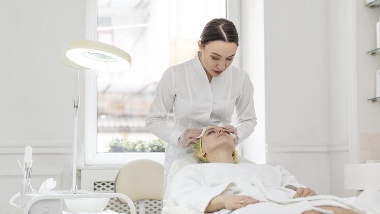 治疗在美容诊所做面部护理的女人化妆品客户女性