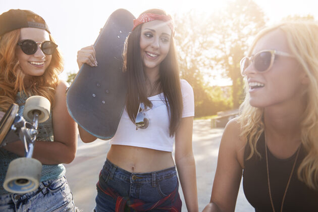 快乐年轻女子在滑板公园共度时光城市生活青年文化欢呼