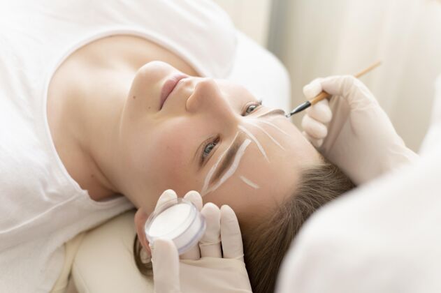 过程做眉毛护理的女人治疗专业化妆品