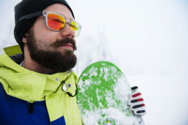 太阳镜冬天玩滑雪板的人帽子帅气冒险