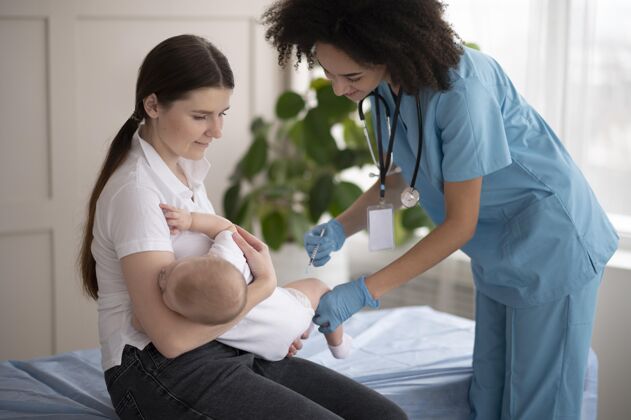 医学小宝宝在卫生院打预防针冠状病毒医学预防