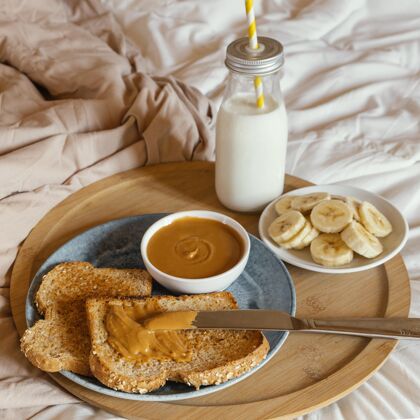 美食高角度美味早餐在床上美味分类食物