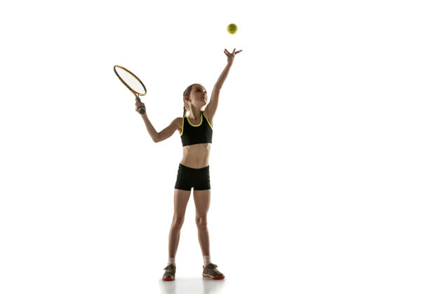 游戏在白墙上打网球的白人小女孩能量健身玩
