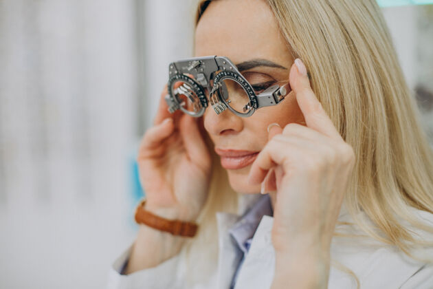 眼镜女配镜师测量她的视力室内健康眼科医生