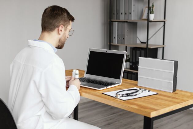 互联网中弹医生在办公桌上技术中镜头医学