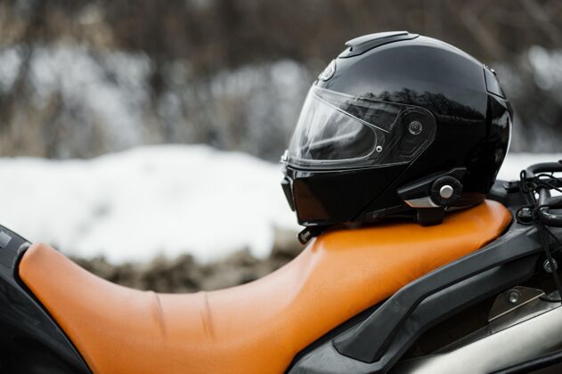 骑带头盔的摩托车特写镜头活动摩托车手户外