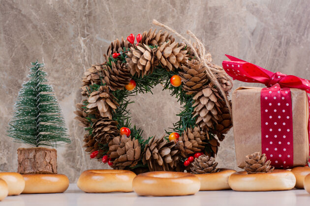饼干圣诞花环从松果饼干和小礼品盒高品质的照片糕点吃食物