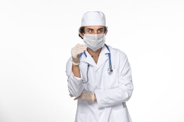 外套正面图男医生穿着医疗服 戴着无菌口罩 以防白墙病毒溅起冠状病毒大流行病毒大流行医疗