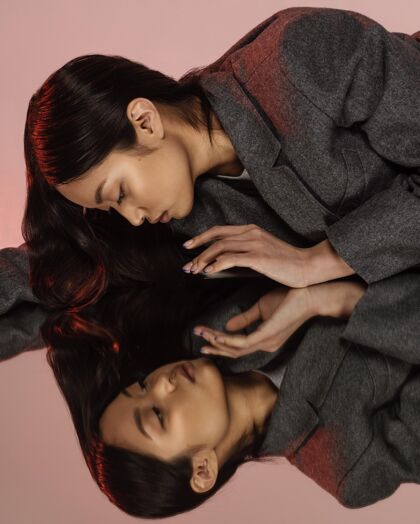 工作室年轻的日本女人穿着夹克在镜子里摆姿势模特肖像亚洲人