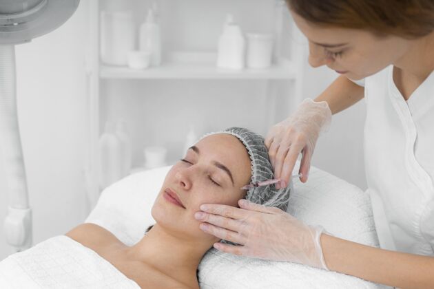 美容院美容师在给女性客户注射填充物化妆品美容治疗美容护理