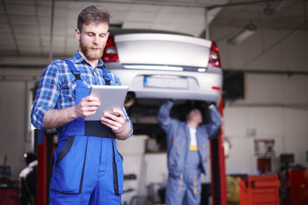 工业修理工在车间里修理汽车商业检查专业职业
