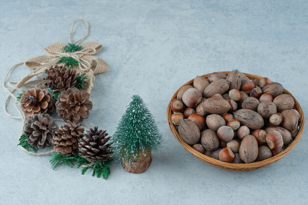 核桃圣诞树与坚果篮大理石背景高品质的照片食物可食用好吃