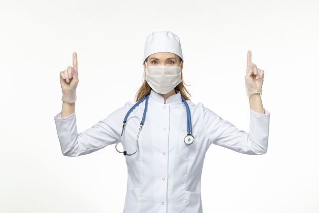 冠状病毒防护正面图女医生身穿医疗服戴口罩因冠状病毒对淡白壁病冠状病毒-大流行病毒病疾病医院医生