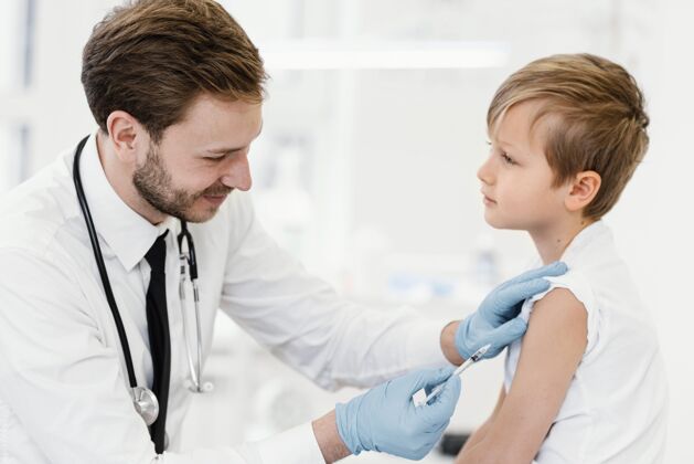 病人中枪的孩子正在接种疫苗医疗健康医生