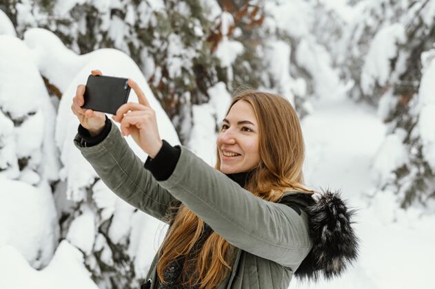 女人冬日写真少女拍照下雪年轻人场景