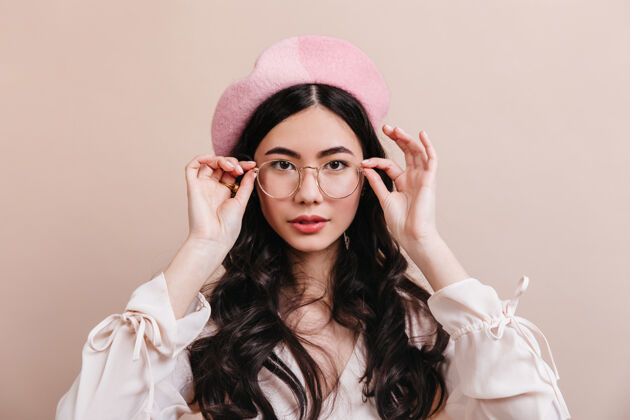 可爱亚洲女性触摸眼镜的肖像戴法国贝雷帽的时尚韩国模特的正面图亚洲中国帽子