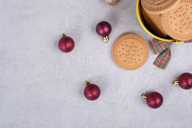 糕点一碗饼干和圣诞球大理石背景高品质的照片好吃面包房圣诞节