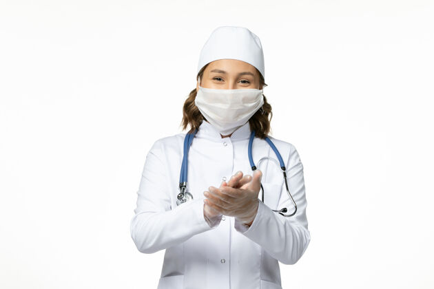药品正面图年轻的女医生戴着防冠状病毒面罩 面带微笑护士到期专业