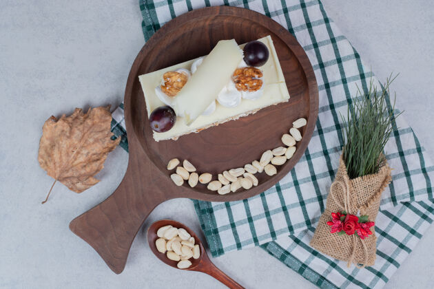 桌布白色巧克力蛋糕在木板上与圣诞装饰高品质的照片甜点圣诞节谷物