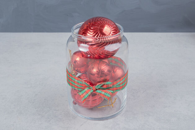 球一个黑色背景的红色圣诞球玻璃罐高质量的照片蝴蝶结绿色玻璃