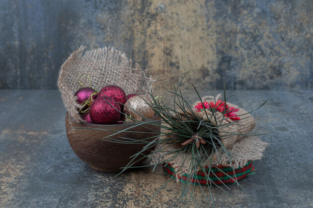 麻袋在大理石背景碗圣诞球高品质的照片装饰品节日球