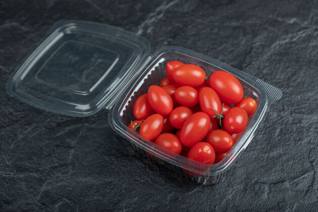 市场特写照片的小红色西红柿在塑料容器上的黑色容器高品质的照片食用健康小