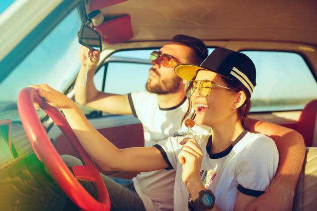男性夏日 一对浪漫的情侣坐在车里 外出旅行女性车辆男朋友