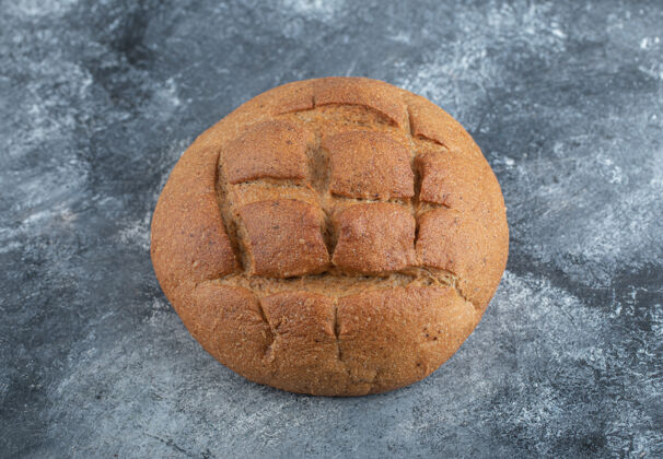 食物新鲜出炉的黑麦面包的照片高品质的照片谷物面包卷桌子