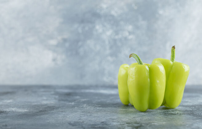 辣椒粉有机新鲜绿色甜椒灰色背景高品质的照片烹饪新鲜配料