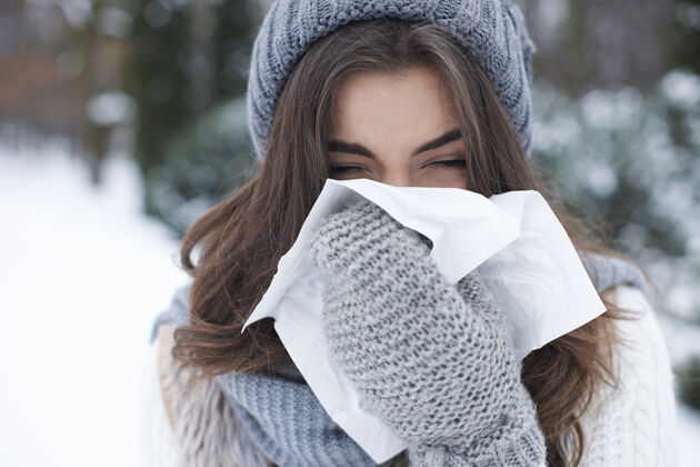下雪冬眠的年轻女子编织温暖寒冷