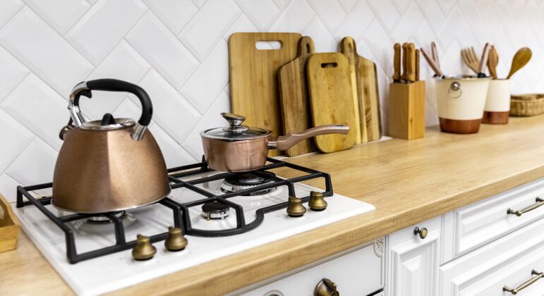 家具厨房炉灶上的茶壶室内设计生活方式茶壶房子