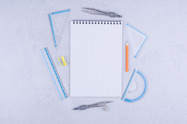 工作空白笔记本 周围有尺子和钢笔学习办公室电器
