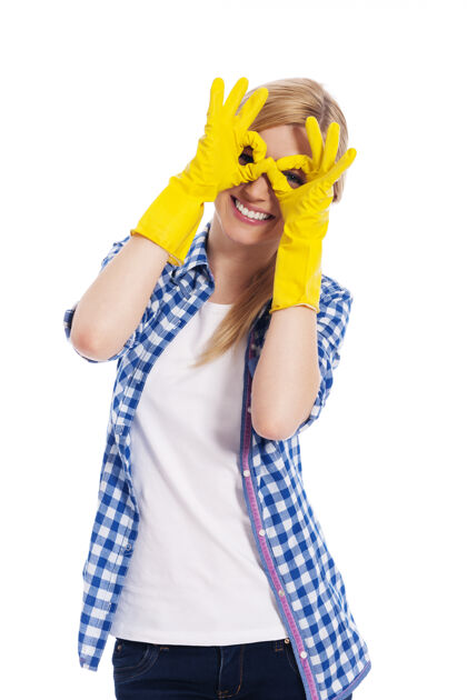 幽默快乐的女人戴着防护手套做手势手语形状遮盖
