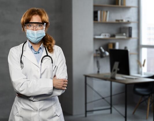 临床医生带医用面罩和复印空间的女医生正面图医疗医生职业